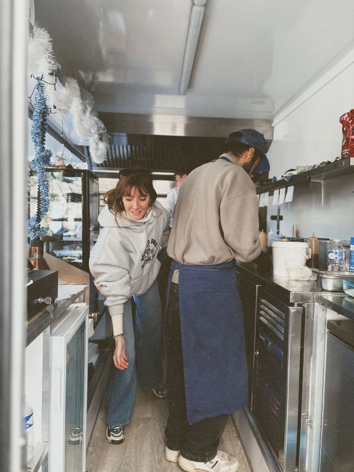 chef food truck Finn préparant street food poisson Var